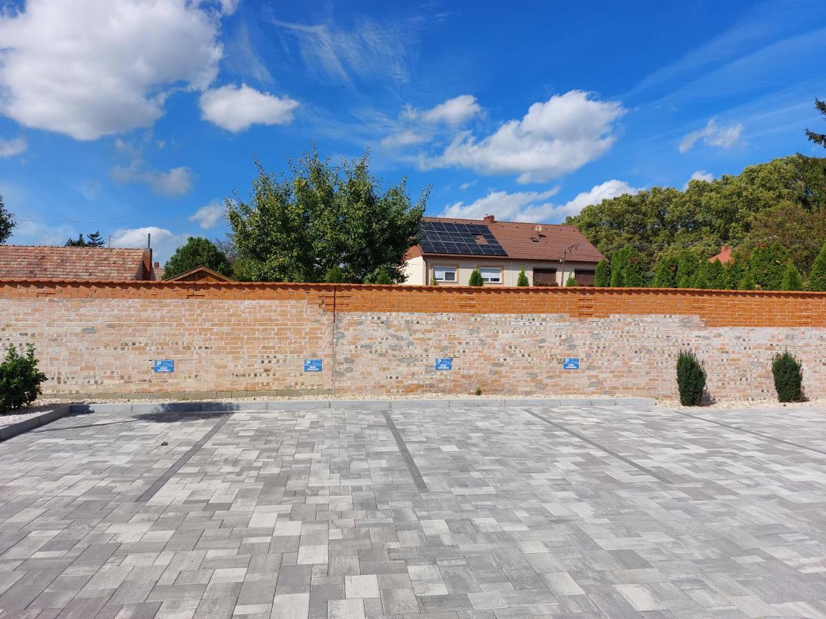 Linden Apartman 107 Glamour (Adults Only) Mosonmagyarovar Bagian luar foto