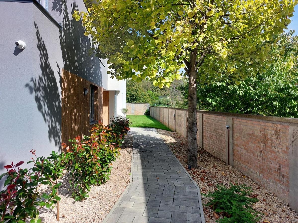 Linden Apartman 107 Glamour (Adults Only) Mosonmagyarovar Bagian luar foto